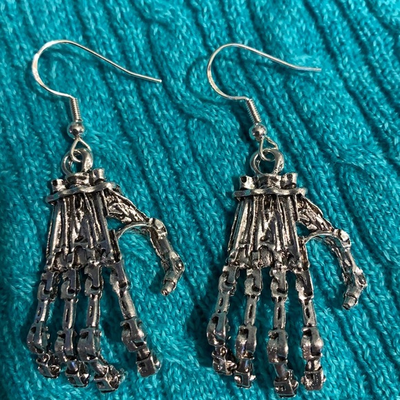 🖤925 hook-Skeleton Hand Halloween Earrings - Picture 4 of 6